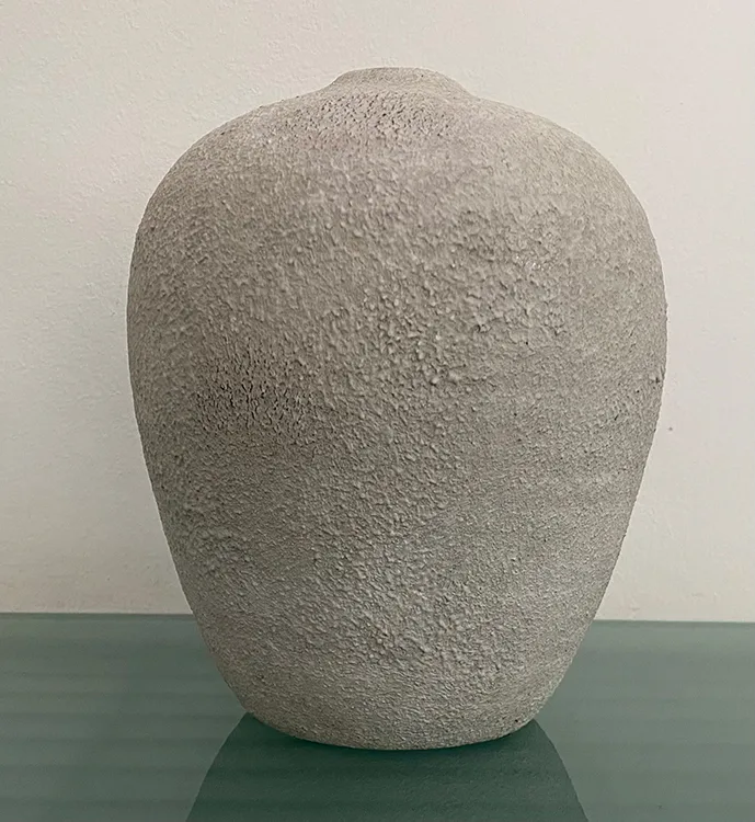 Abb. 2: Die Struktur der Alterspyramide Deutschlands ähnelt immer mehr einer Urne. Das bedeutet, die Basis, die durch die jüngeren Generationen gebildet wird, erscheint immer schmaler. Im Gegenzug wird der obere Teil, der durch die älteren Generationen gebildet wird, breiter und voluminöser. Das Mengenverhältnis der Größe älterer Populationen zu jüngeren kehrt sich um und immer mehr Ältere stehen zunehmend immer weniger Jüngeren gegenüber. Eine solche Entwicklung hat wesentliche gesellschaftliche und medizinische Implikationen.