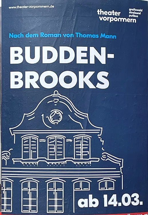 Abb. 4: Foto eines Theaterplakates des Theater Vorpommerns in Greifswald zu einer Aufführung einer szenischen Umsetzung von Thomas Manns Generationenroman „Die Buddenbrooks“. Für die vielschichtige Schilderung von Leben und Leiden hanseatischer Kaufleute über mehrere Generationen wurde Thomas Mann 1929 mit dem Literaturnobelpreis geehrt. Dieses epochale Werk, inspiriert durch Manns Leben in Lübeck, hat seit nunmehr über 100 Jahren nichts an sprachlicher Brillanz oder gesellschaftlicher Aktualität verloren. Es fasziniert nach wie vor ein großes Publikum.
