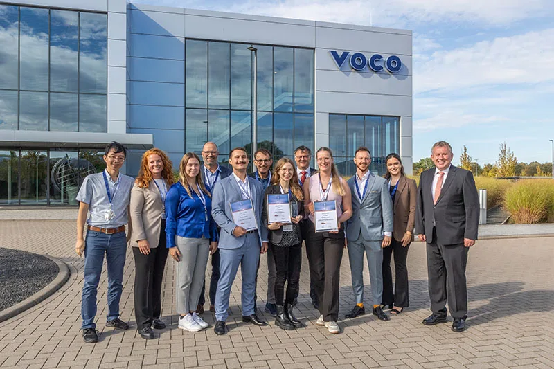 Abb. 3: Die Teilnehmenden der 22. VOCO Dental Challenge nebst Jury und Veranstaltungsleiter. (v.l. hinten: Die Jurymitglieder Prof. Dr. Ing. Ulrich Lohbauer, Prof. Dr. Stefan Zimmer und Prof. Dr. Dr. Norbert Krämer. Vorne die Teilnehmenden v.l.: Po-Chun Tseng, Anne-Marie Sroka, Merle Rebecca Lankenau, Alexander Broll, Julia Roßbach, Philine Ploschke, Florian Schneider, Sabrina Wildhagen und Veranstaltungsleiter Dr. Martin Danebrock.)