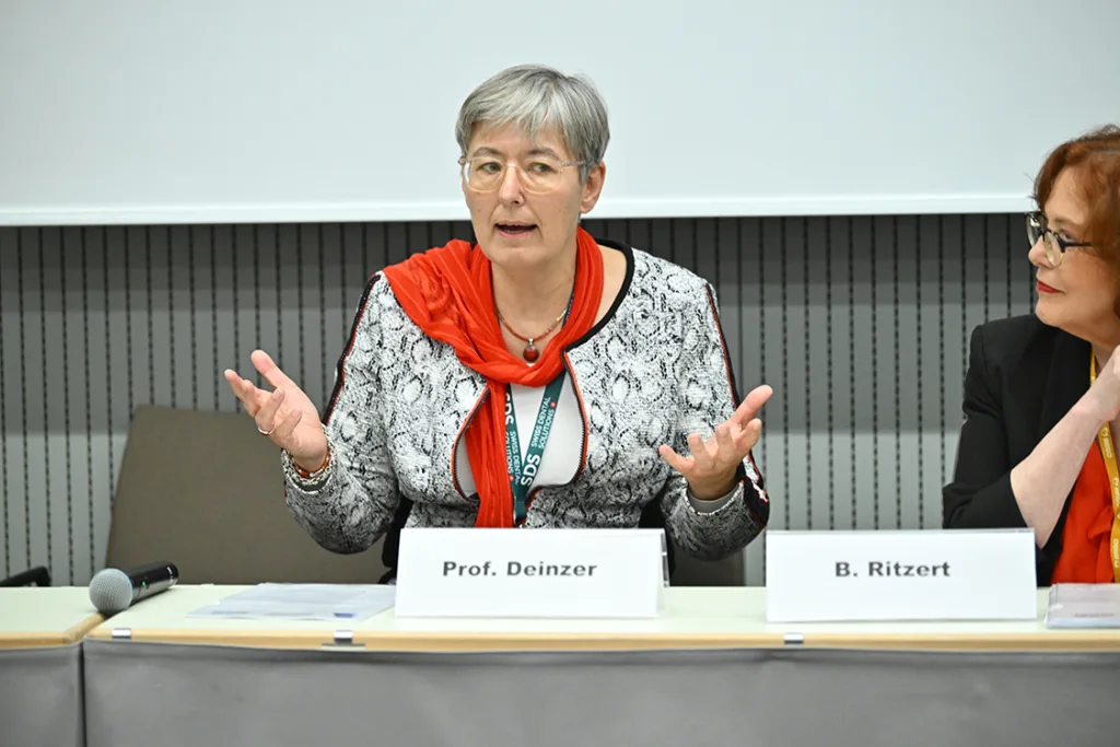 Abb. 1: Prof. Renate Deinzer präsentierte erste Ergebnisse der DMS 6 zur Mundhygiene der Deutschen. Sie stellt fest, dass wir effektives Zähneputzen neu erlernen müssen.