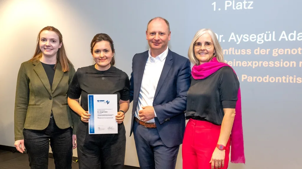 DG PARO/meridol® Forschungsförderung (v. l. n. r.): Dr. Marie-Christine Hoffmann (CP GABA), Dr. Aysegül Adam (Institut für Zahn-, Mund- und Kieferheilkunde, Charité – Universitätsmedizin Berlin), Prof. Dr. Dr. Thomas Beikler (DG PARO), Prof. Dr. Bernadette Pretzl (DG PARO)