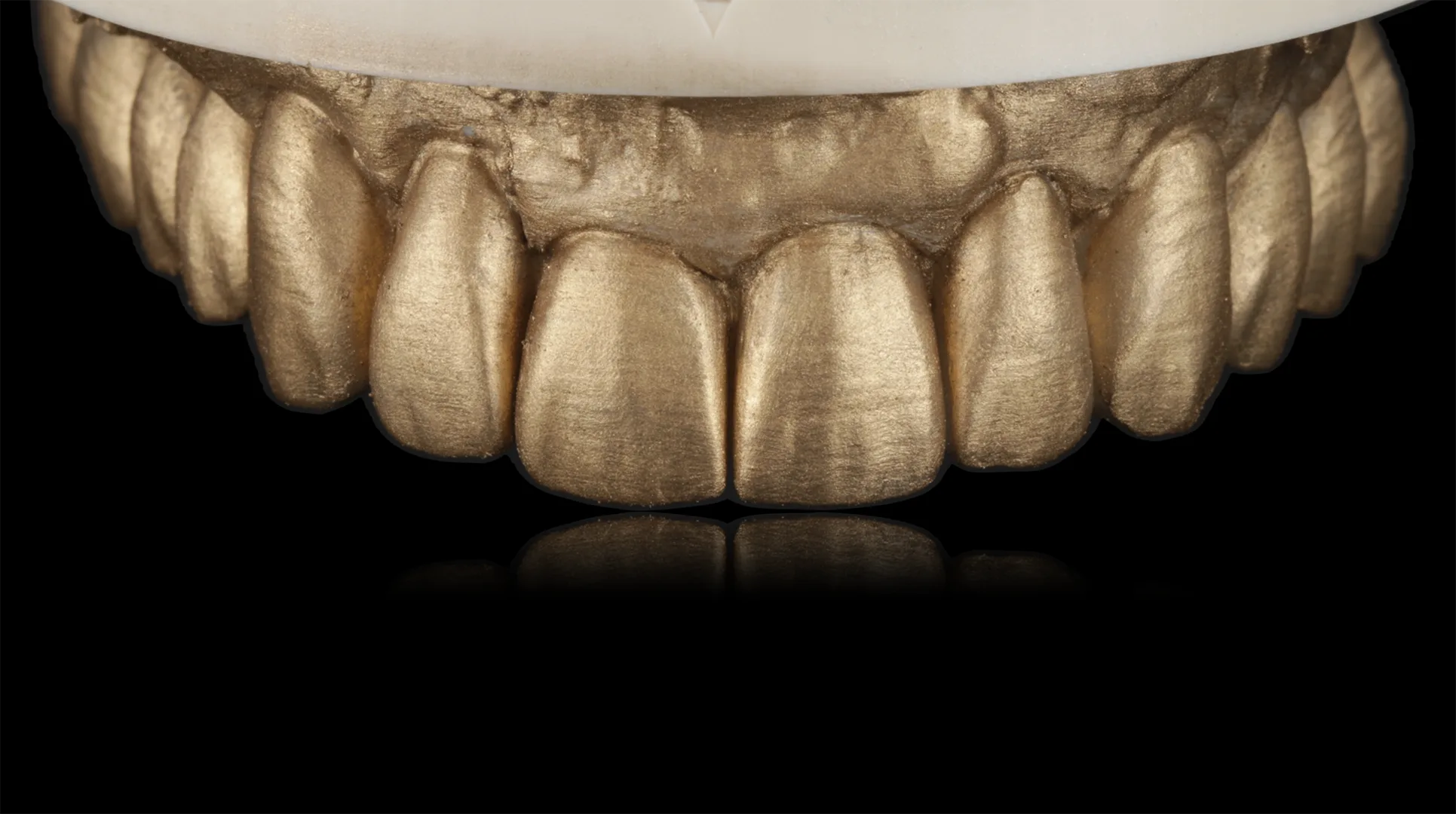 Ein golden farbiges Gebiss.