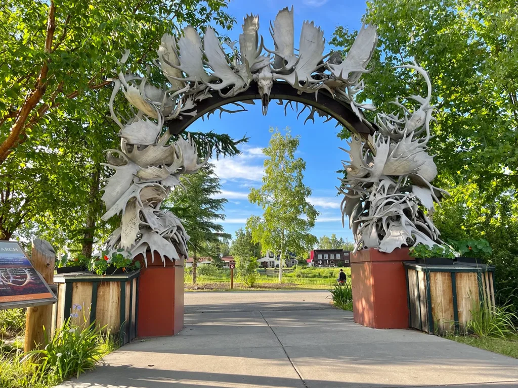 Elchschaufeln als Eingangstor in einen Park von Fairbanks.
