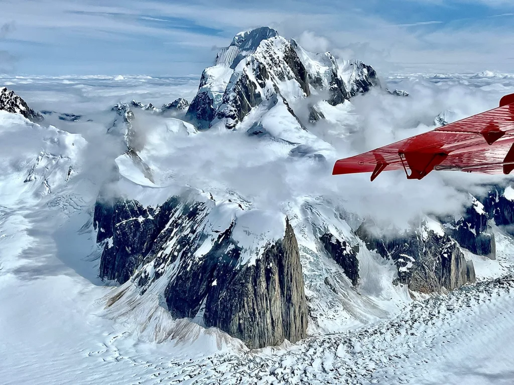 Die Alaska Range ist von großflächigen Gletschern umgeben.