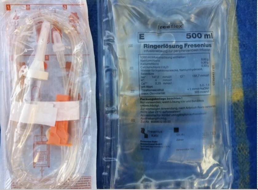 Infusionslösung und Besteck.