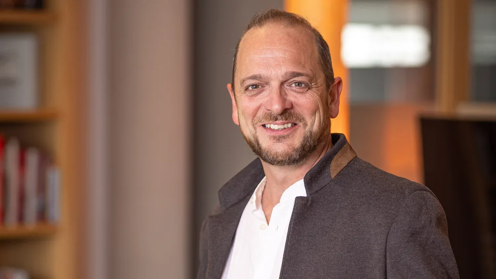 Isabella Schmied, W&H Produktmanagerin, Oralchirurgie.