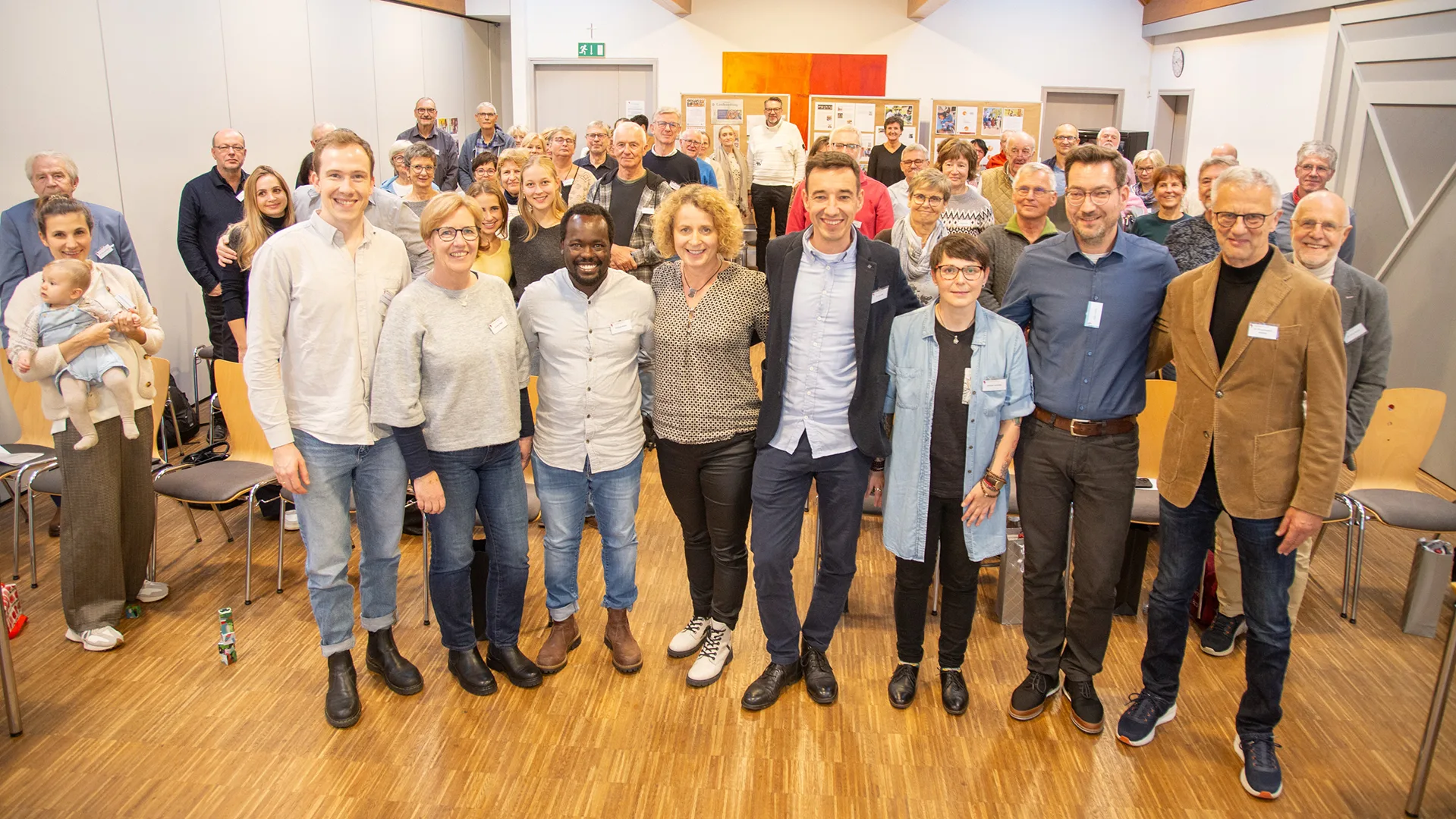 Dr. Hans-Joachim Schinkel (r.) übergibt die Verantwortung an das neugewählte Vorstandsteam von Dentists for Africa e.V. (v.l.n.r.): Dr. Florian Lautenbacher, Karoline Degla, Nicholas Koech, Dr. Beate Scheuner, Dr. Lutz Kohl, Daniela Schröder und Robert Höfig.