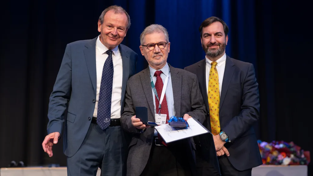 Seit der feierlichen Kongresseröffnung am 30. Oktober 2025 Träger der goldenen Ehrennadel der DGZMK: Prof. Dr. Dr. Kurt W. Alt. li.: Prof. Dr. Dr. Jörg Wiltfang (Präsident der DGZMK), re.: Dr. Bijan Vahedi (Vizepräsident).