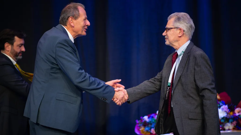 Ebenfalls mit der Ehrenmedaille der DGZMK ausgezeichnet: Prof. Dr. Dr. Kurt W. Alt (re.). Li.: Prof. Dr. Dr. Jörg Wiltfang.