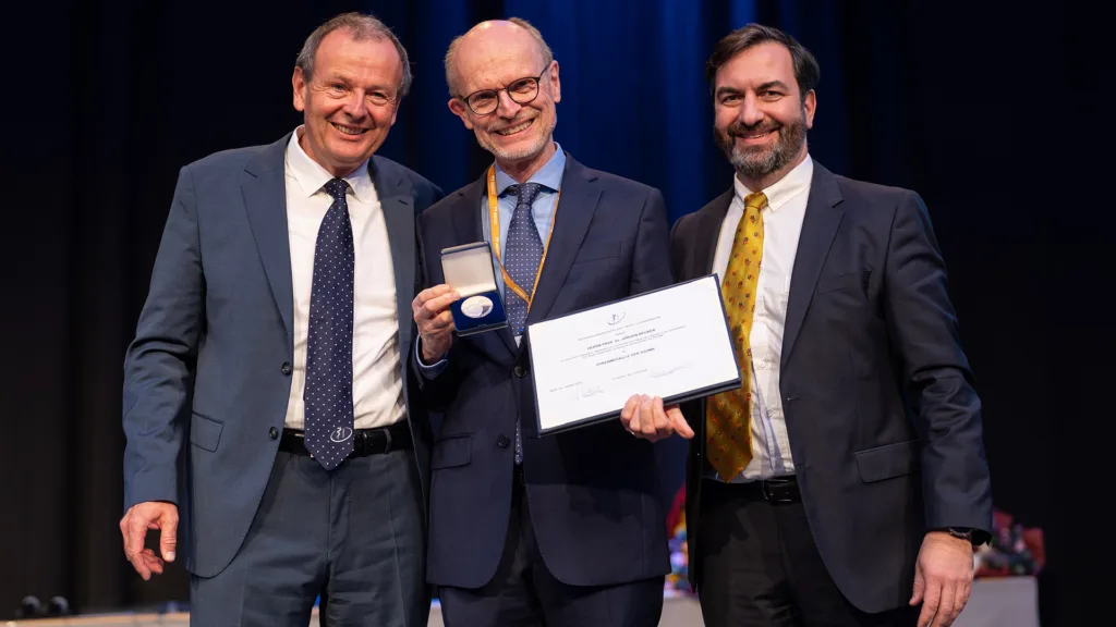 Prof. Dr. Jürgen Becker (Mitte) erhielt die Ehrenmedaille der DGZMK im Rahmen der Kongresseröffnung.