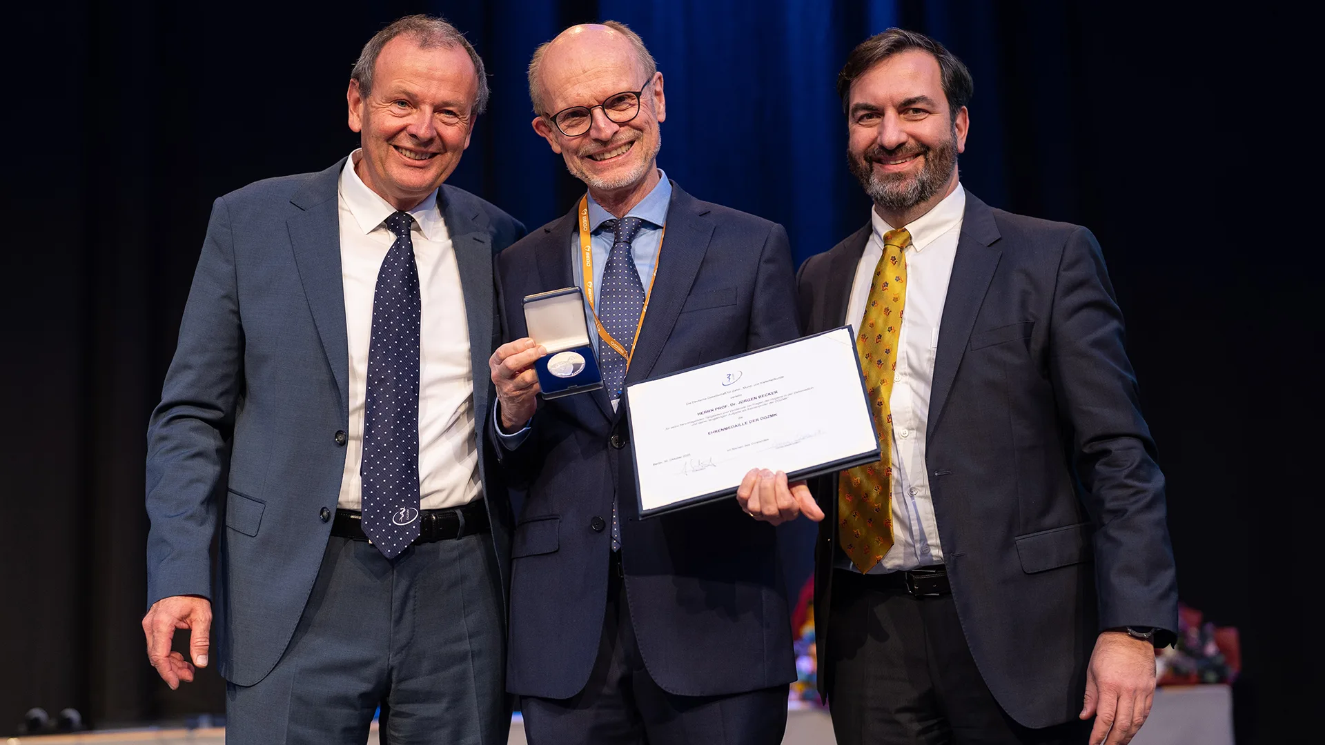 Prof. Dr. Jürgen Becker (Mitte) erhielt die Ehrenmedaille der DGZMK im Rahmen der Kongresseröffnung.