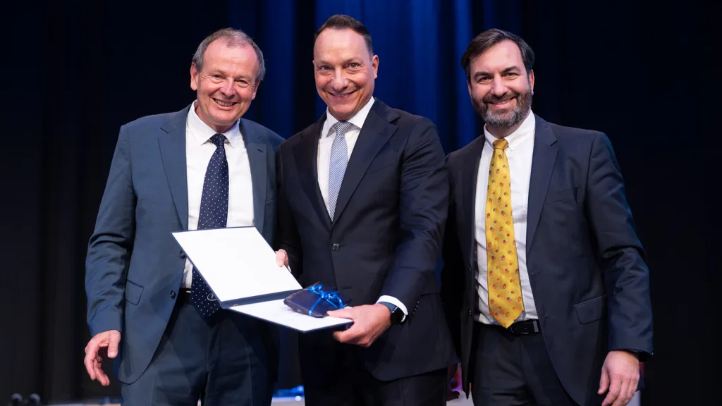 Seit der feierlichen Kongresseröffnung am 30. Oktober 2025 Träger der goldenen Ehrennadel der DGZMK: Prof. Dr. Roland Frankenberger, Marburg. li.: Prof. Dr. Dr. Jörg Wiltfang (Präsident der DGZMK), re.: Dr. Bijan Vahedi (Vizepräsident).