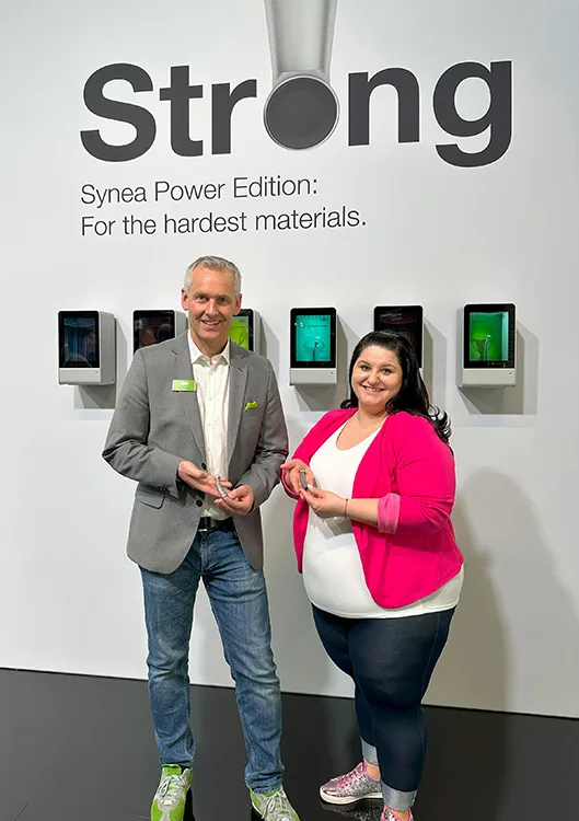 Sandra Schmee (re.) freut sich über kraftvolle Unterstützung in Form der Synea Power Edition. Im Bild mit W&H Produktmanager Patrick Lang (li.).