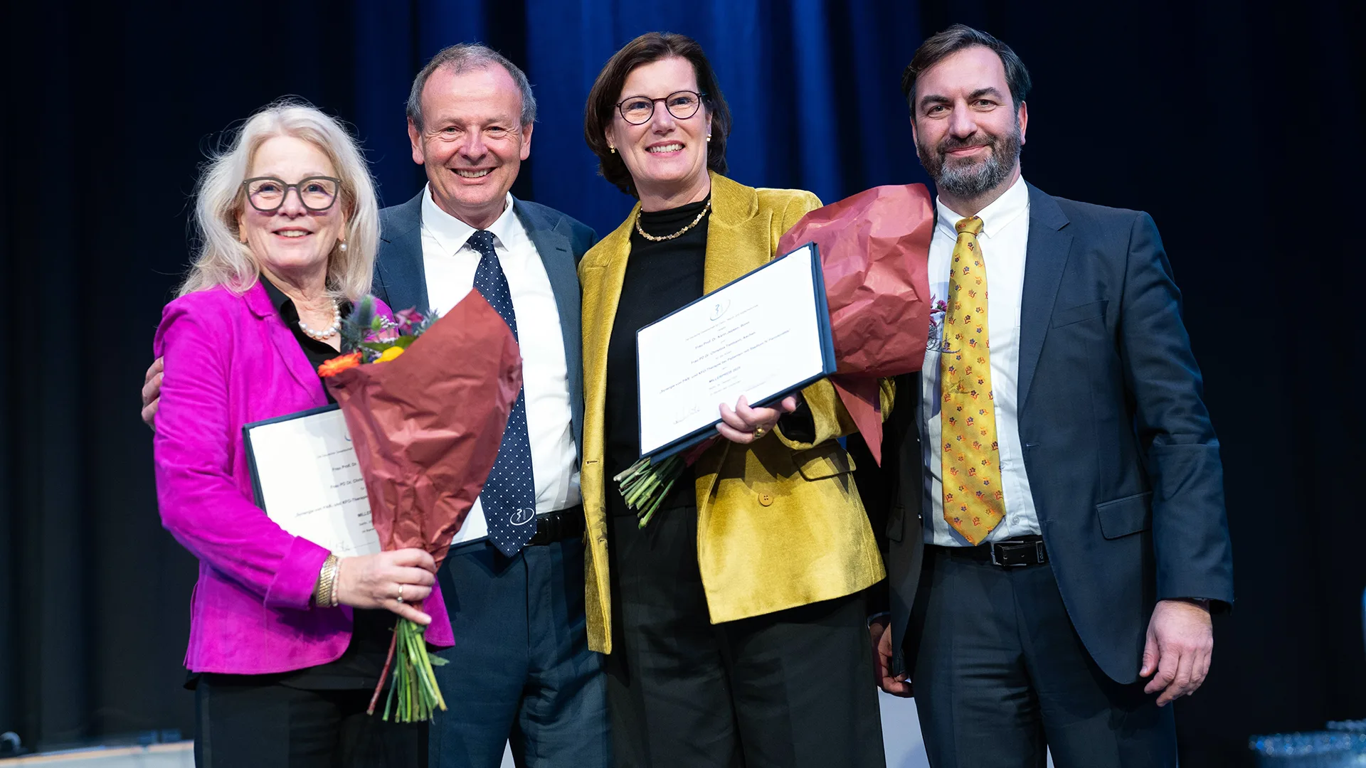 Der Deutsche Millerpreis 2025 wurde auf dem Gemeinschaftskongress dem Deutschen Zahnärztetag an Prof. Dr. Karin Jepsen (li.) und Priv.-Doz. Dr. Christina Tietmann von Prof. Dr. Dr. Jörg Wiltfang (Präsident der DGZMK) verliehen. re.: Dr. Bijan Vahedi (Vizepräsident der DGZMK)