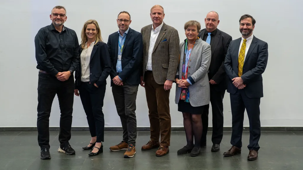 Der neue DGZMK-Vorstand: Dr. Marco Stegner (Beisitzer, Freystadt), Priv.-Doz. Dr. Janka Kochel (Beisitzerin, Aalen), Prof. Dr. Sebastian Hahnel (Präsident elect, Regensburg), Prof. Dr. Dr. Peter Proff (Präsident, Regensburg), Prof. Dr. Anne Wolowski (Generalsekretärin, Münster), Prof. Dr. Christian Gernhardt (Vorsitzender der APW, Halle) und Dr. Bijan Vahedi (Vizepräsident, Augsburg), v.l.n.r.