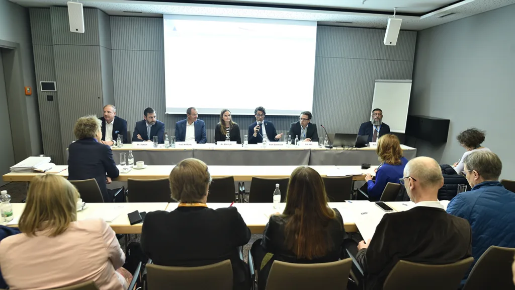 Abb. 1: Pressekonferenz zur 4. Gemeinschaftstagung der Zahnmedizinischen Fachgesellschaften am 31.10.2025 (von lks. nach re.: Prof. Dr. Dr. Peter Proff, Dr. Bijan Vahedi, Prof. Dr. Dr. Jörg Wiltfang, Pressesprecherin der DGZMK Kerstin Albrecht, Prof. Dr. Hendrik Dommisch, Prof. Dr. Knut Mai, Prof. Dr. Andreas Rainer Jordan).