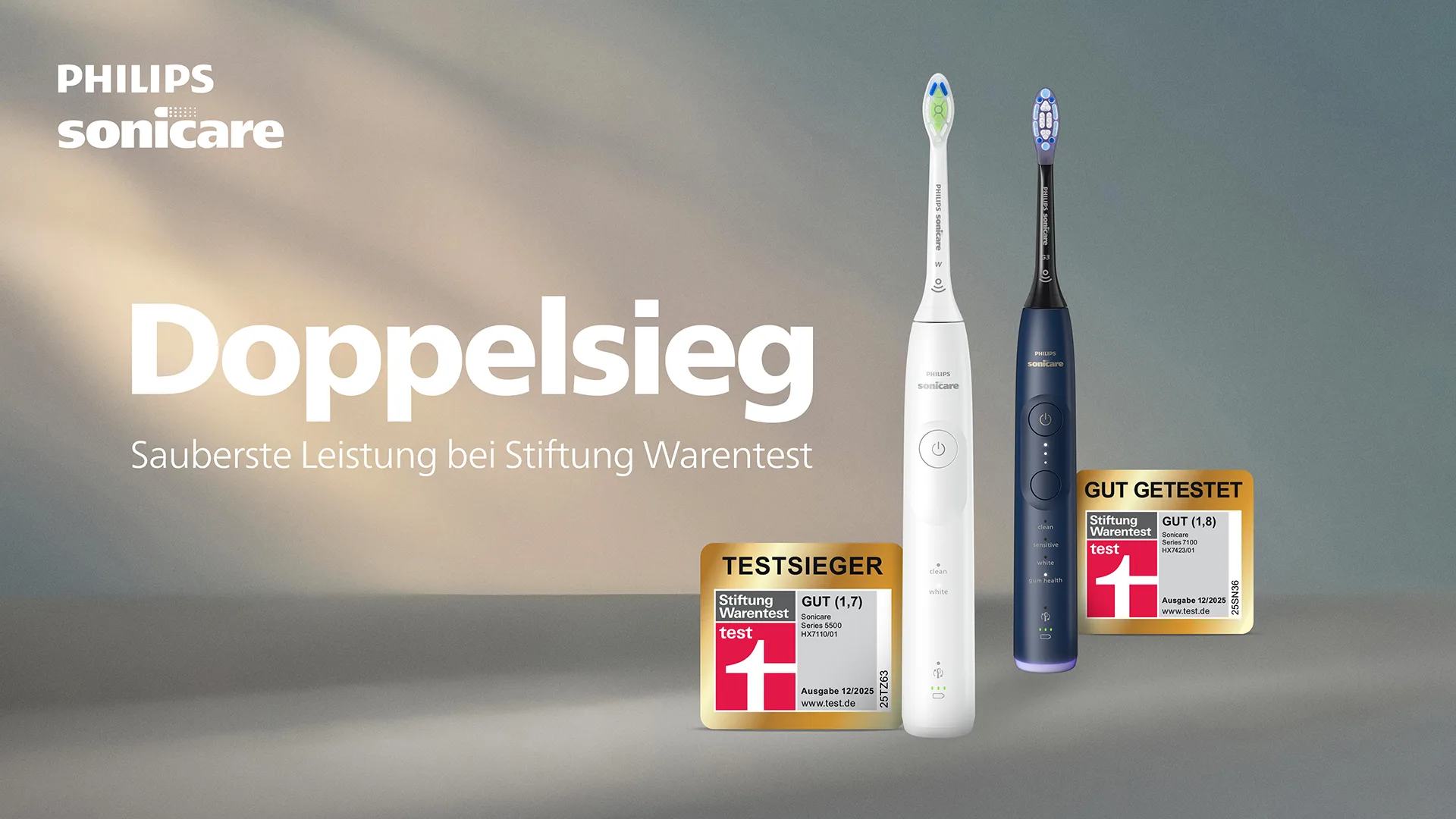 Eine weiße und eine schwarze Zahnbürste nebeneinander. Mit der Auszeichnung Sehr gut von Stiftung Warentest.