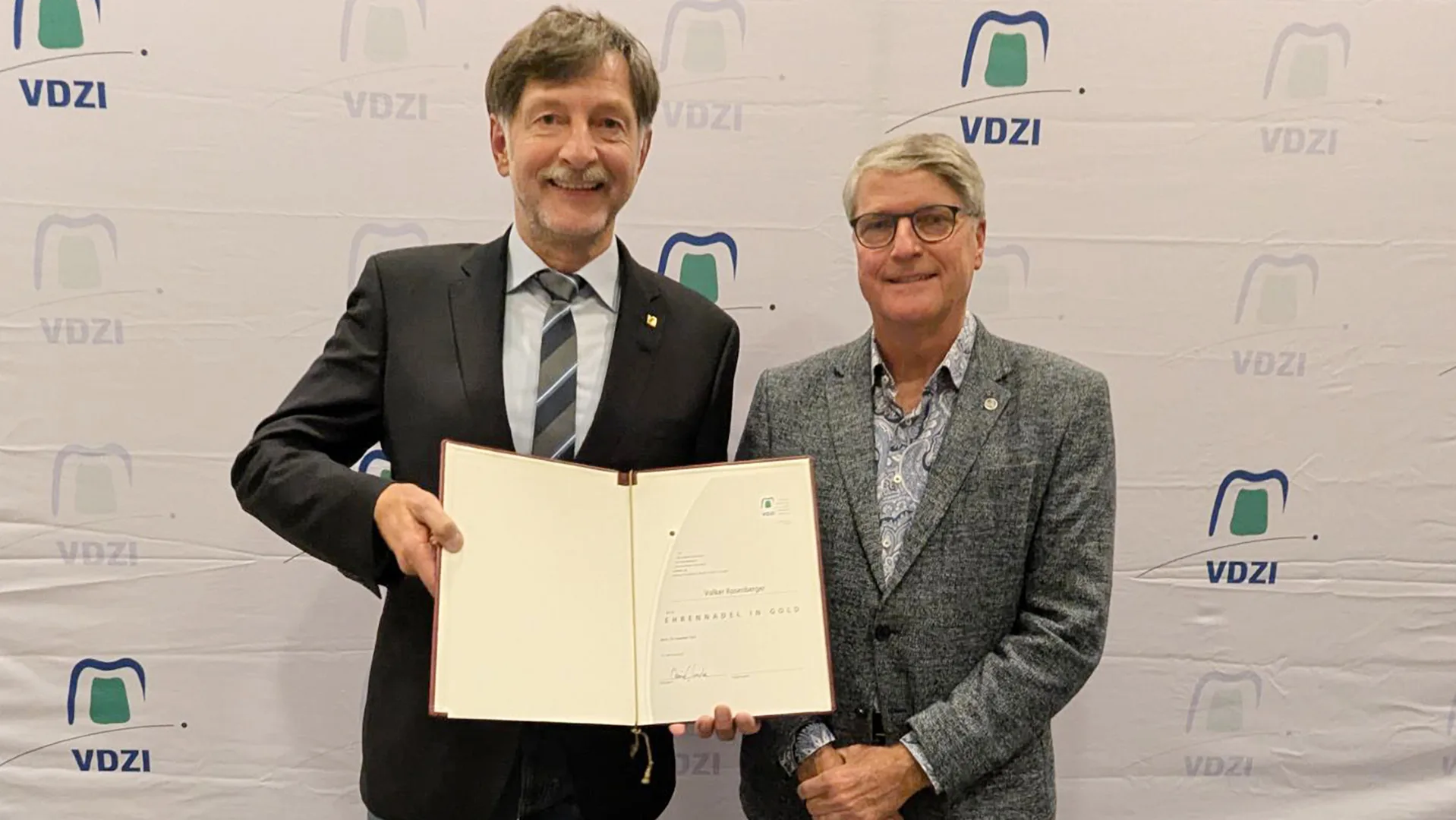 Volker Rosenberger erhält seine Urkunde für die Goldene Ehrennadel des VDZI