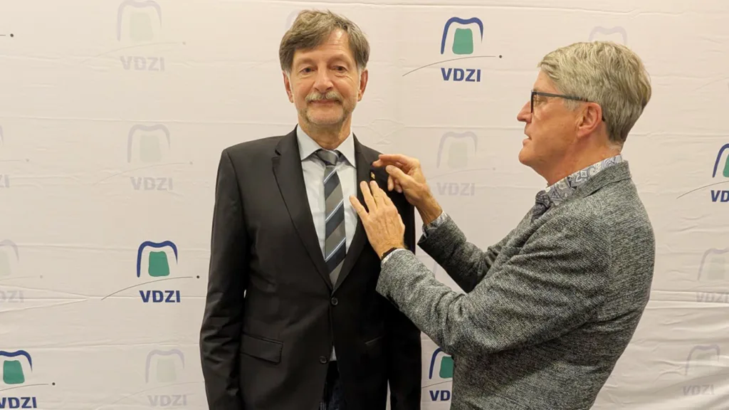 Volker Rosenberger erhält seine Goldene Ehrennadel des VDZI angesteckt
