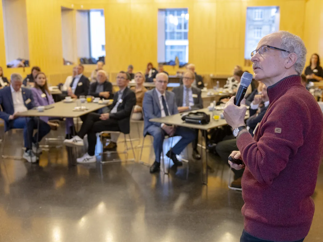 Dr. Guido Elsäßer präsentierte ZIMBA erstmals einem Kreis von Multiplikatorinnen und Multiplikatoren – darunter gesundheitspolitische Sprecherinnen und Sprecher der Landtagsparteien, Vertreterinnen und Vertreter der Krankenkassen sowie der Standespolitik