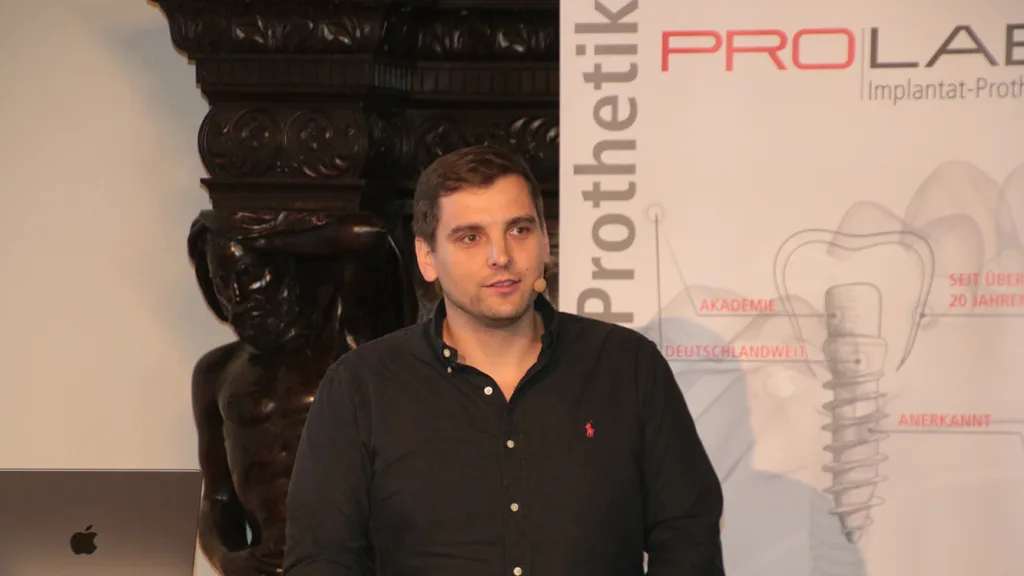 Mit dem X-Guide, einem dynamischen Navigationssystem, wird die Implantatplanung lt. ZTM Simon Stroh in Echtzeit möglich.