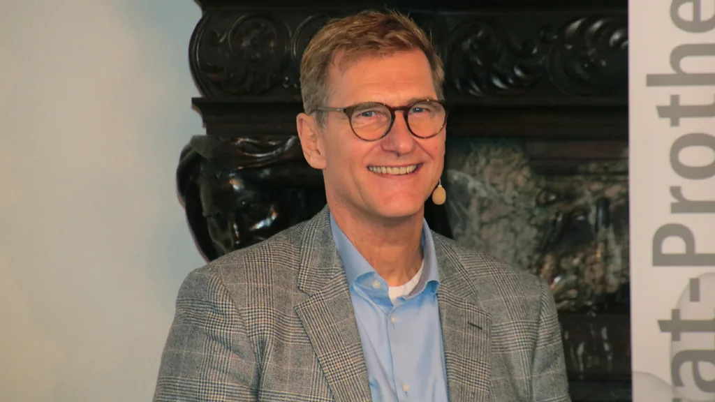 Anhand praxisnaher Beispiele zeigte Dr. Sven Görrissen, wie STL-Daten, HiDrive oder KI-basierte Mock-ups mit Smilecloud die Kommunikation und Planung vereinfachen.