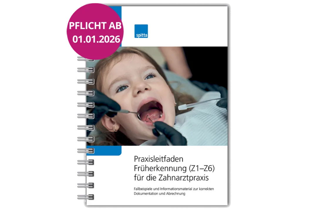 Cover eines Praxisleitfadens. Ein Kind bei einer Zahnuntersuchung.