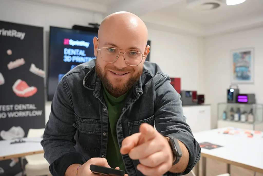 Ein Mann der mit seinem Finger auf den User, die Userin zeigt.