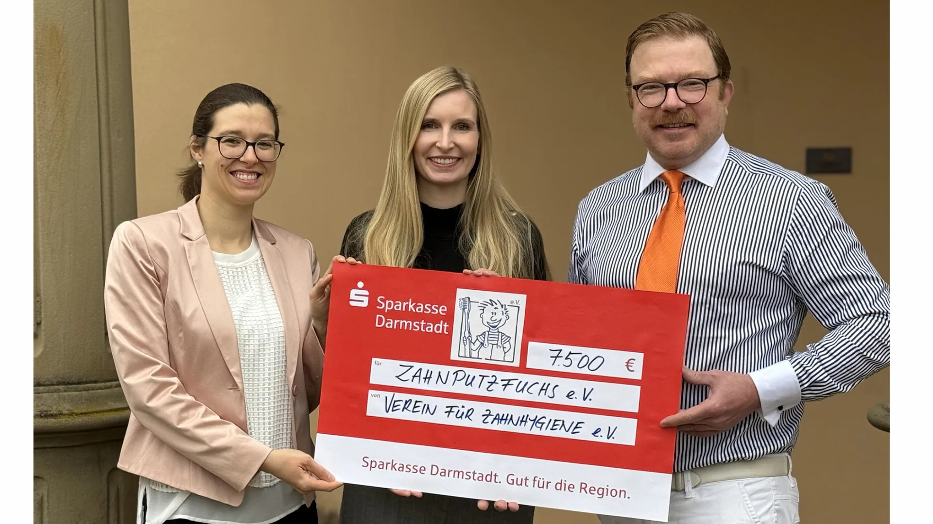 Herr Dr. Rath, Geschäftsführer des VfZ, überreicht Frau Dr. Thome (links) und Frau Dr. Aurin (mitte) den symbolischen Spendenscheck