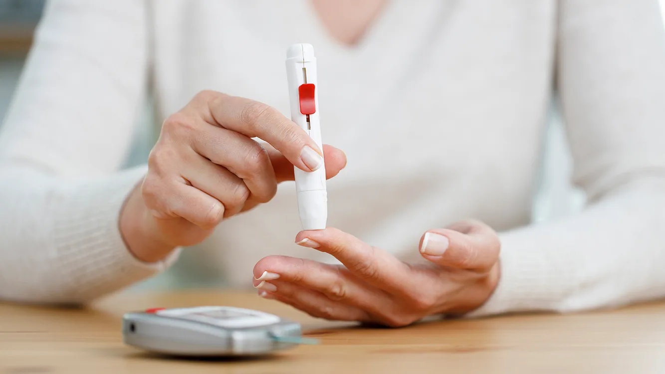 Mehr als 45 Prozent aller Diabetikerinnen und Diabetiker leiden an Mundtrockenheit, die wiederum das Kariesrisiko deutlich erhöhen kann.