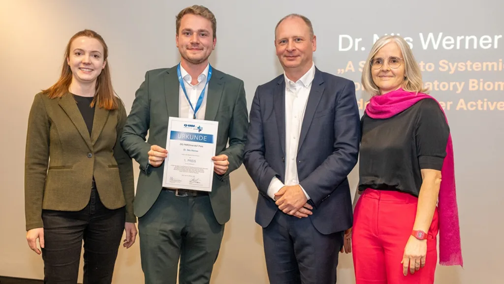  DG PARO/meridol® Preis Grundlagenforschung (v. l. n. r.): Dr. Marie-Christine Hoffmann (CP GABA), Dr. Nils Werner (Poliklinik für Zahnerhaltung, Parodontologie und digitale Zahnmedizin, LMU Klinikum München), Prof. Dr. Dr. Thomas Beikler (DG PARO), Prof. Dr. Bernadette Pretzl (DG PARO)