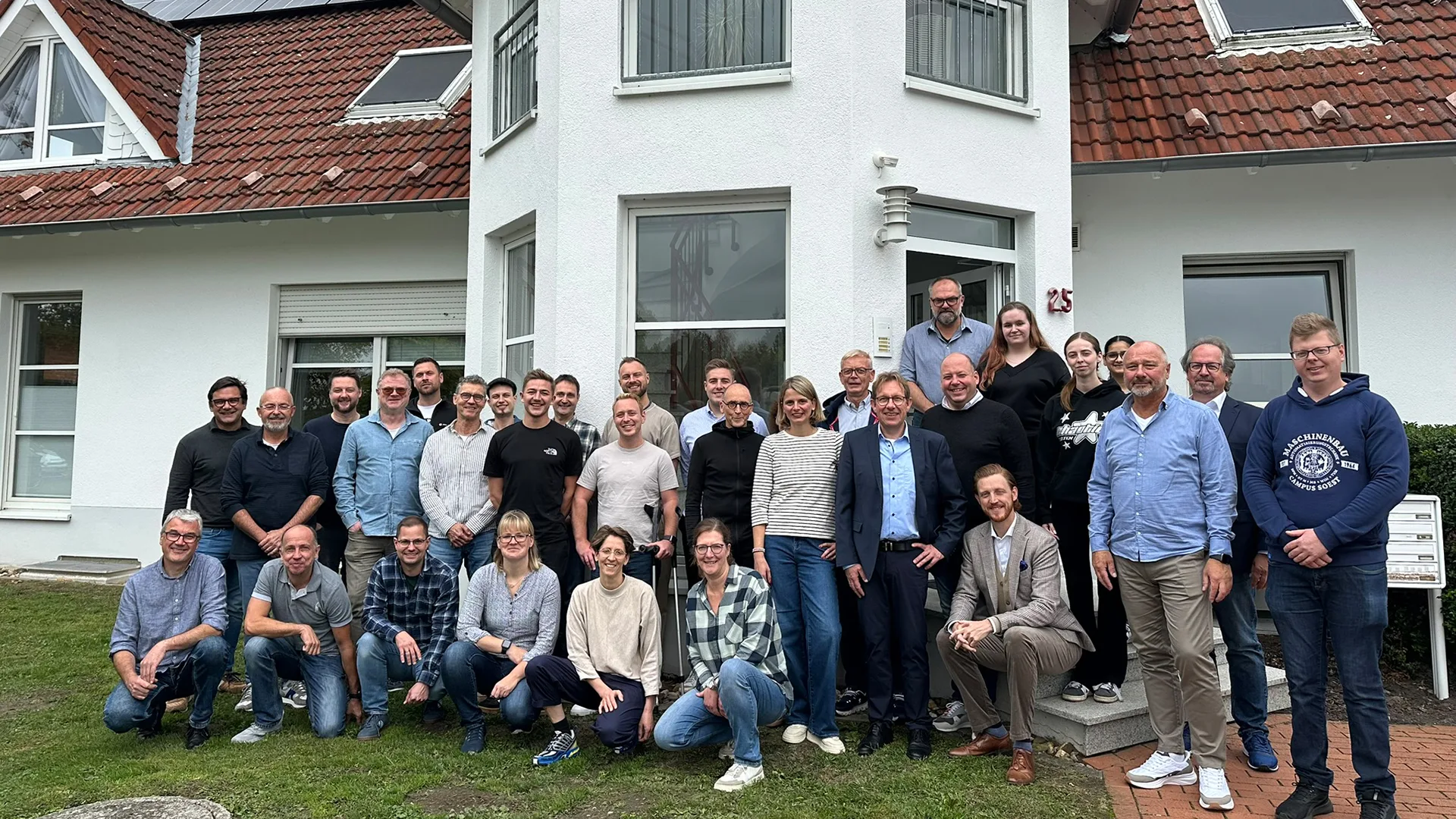 Teilnehmer des Herbsttreffens in Lippetal: Busse Zahntechnik (Detmold), Jung Dental GmbH (Kaltenkirchen), Zähne Labor (Monschau), Creativ Dental (Lutherstadt-Wittenberg), Möser Dentaltechnik (Fulda), Vareler Dentallabor (Varel), Biermann Dentallabor (Lippetal-Herzfeld) und Zahntechnische-Werkstätte van Acken (Borken), Hans-Gerd Hebinck + Referenten Stefan Künne, Max Zimmermann, Alexander Füller, Karsten Schulz und Claudia Gabbert (nicht im Bild).