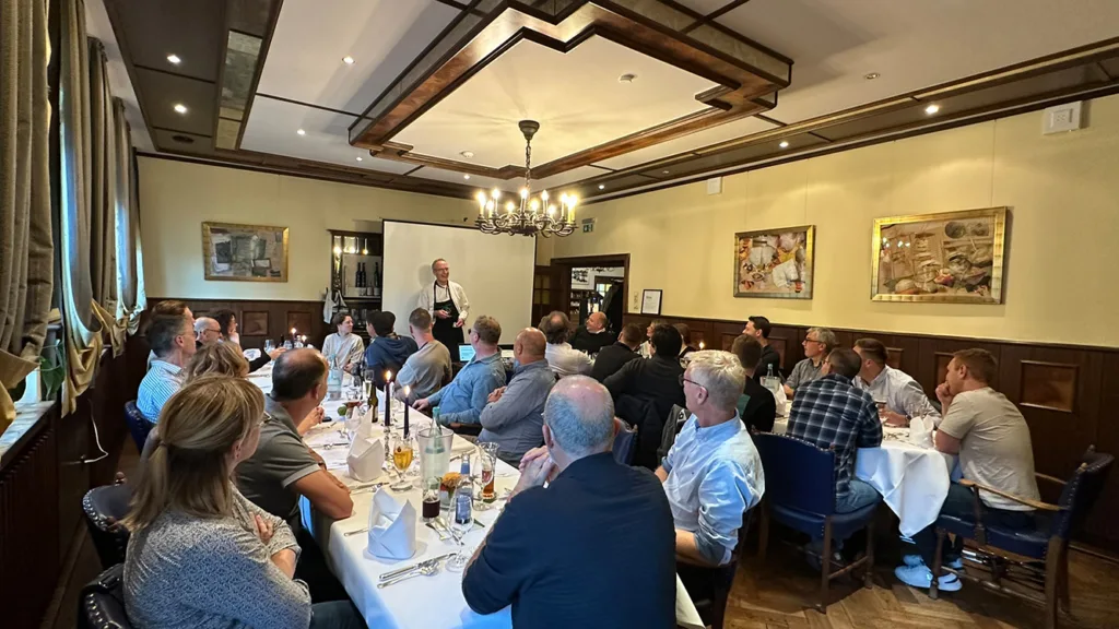 Zum Gedankenschmaus: In gemütlicher Atmosphäre eröffnete der Inhaber Josef Willenbrink das Menü mit regionalen Spezialitäten.