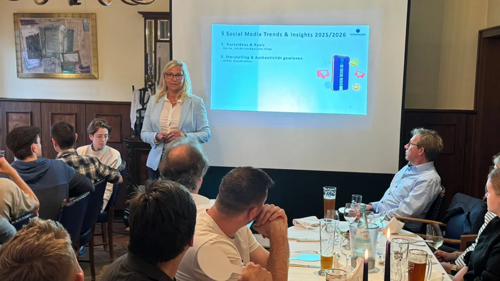 Claudia Gabbert (Nordquadrat PR + Marketing) zeigte im Impulsvortrag, wie Dentallabore Social Media strategisch nutzen können – von aufmerksamkeitsstarken Feedposts bis hin zu modernen Mitarbeitergewinnungs-Kampagnen mit Funnel Marketing.