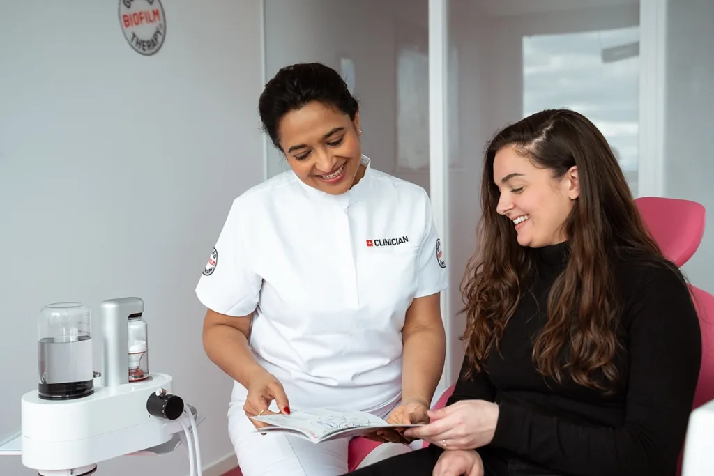 Abb. 1: Gute Kommunikation erfolgt auf Augenhöhe und mit zugewandter Körperhaltung. Patienten dürfen zu Ende sprechen und sowohl ihre Wünsche als auch Ängste ausführlich formulieren.