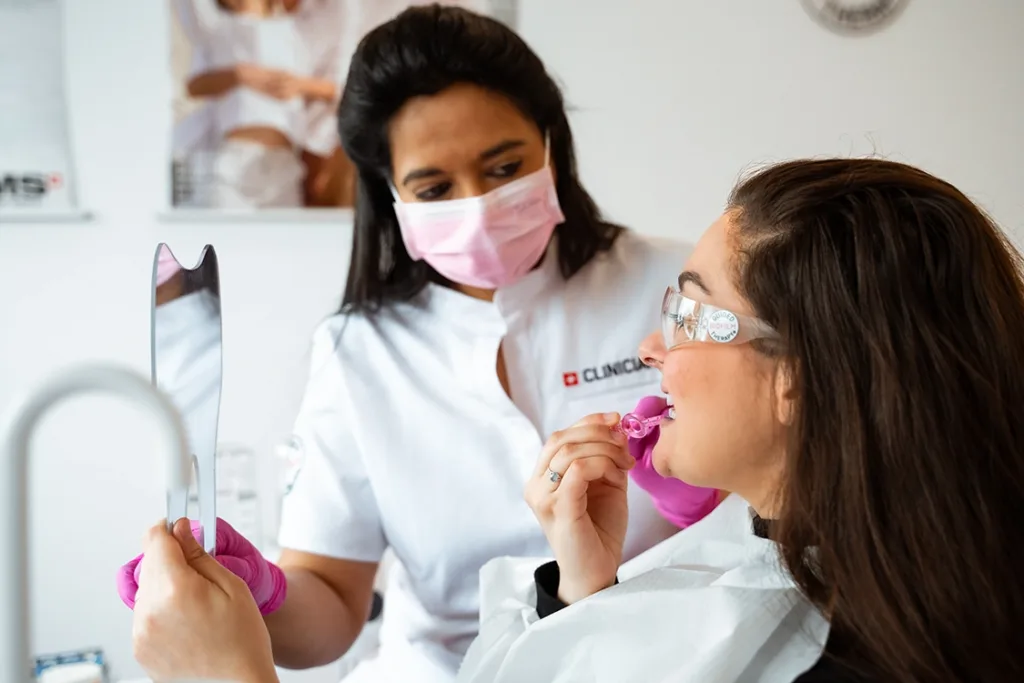 Abb. 2: Gemeinsam für nachhaltige Mundgesundheit: Zentrale Elemente der Guided Biofilm Therapy (GBT) sind das Anfärben des Biofilms (Schritt 2) und eine ausführliche Mundhygiene-Beratung mit Motivation und Information über Erkrankungsursachen (Schritt 3).