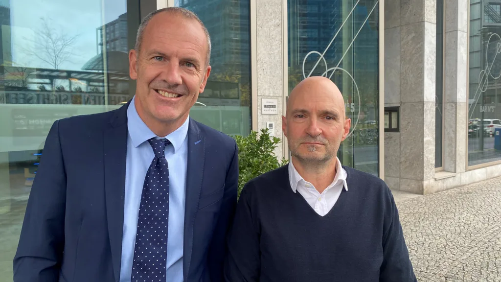 Die bisherigen Beisitzer Dr. Jens Baresel, niedergelassen in Cadolzburg (li.) und Dr. Stefan Ries, niedergelassen in Wertheim, beendeten turnusmäßig nach acht Jahren ihre Tätigkeit im Vorstand der DGZMK.