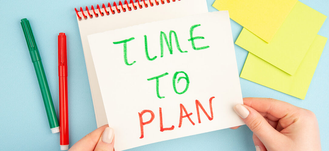 draufsicht-zeit-zum-planen-auf-haftnotiz-weiblichen-handen-rote-und-grune-markierungen-auf-blau-geschrieben