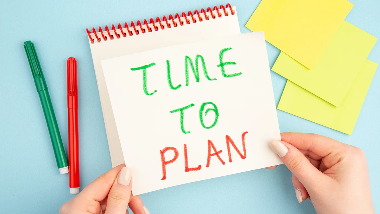 draufsicht-zeit-zum-planen-auf-haftnotiz-weiblichen-handen-rote-und-grune-markierungen-auf-blau-geschrieben