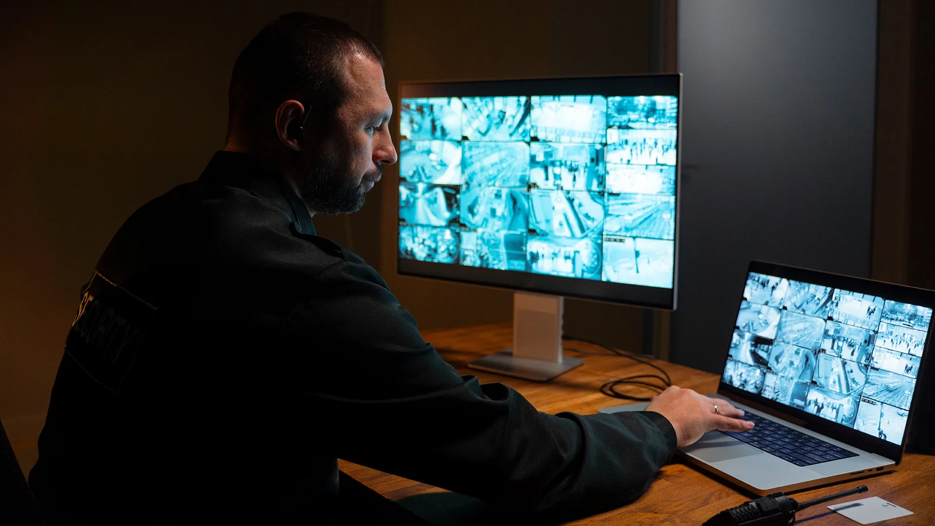 mannlicher-wachmann-der-seine-arbeit-wahrend-der-schicht-erledigt-pikisuperstar-freepik.com-41111223