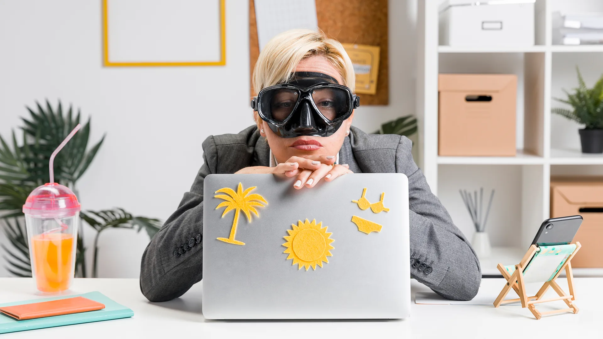 portrat-der-frau-im-buro-vorbereitet-fur-sommerferien-freepik-freepik.com-4783979