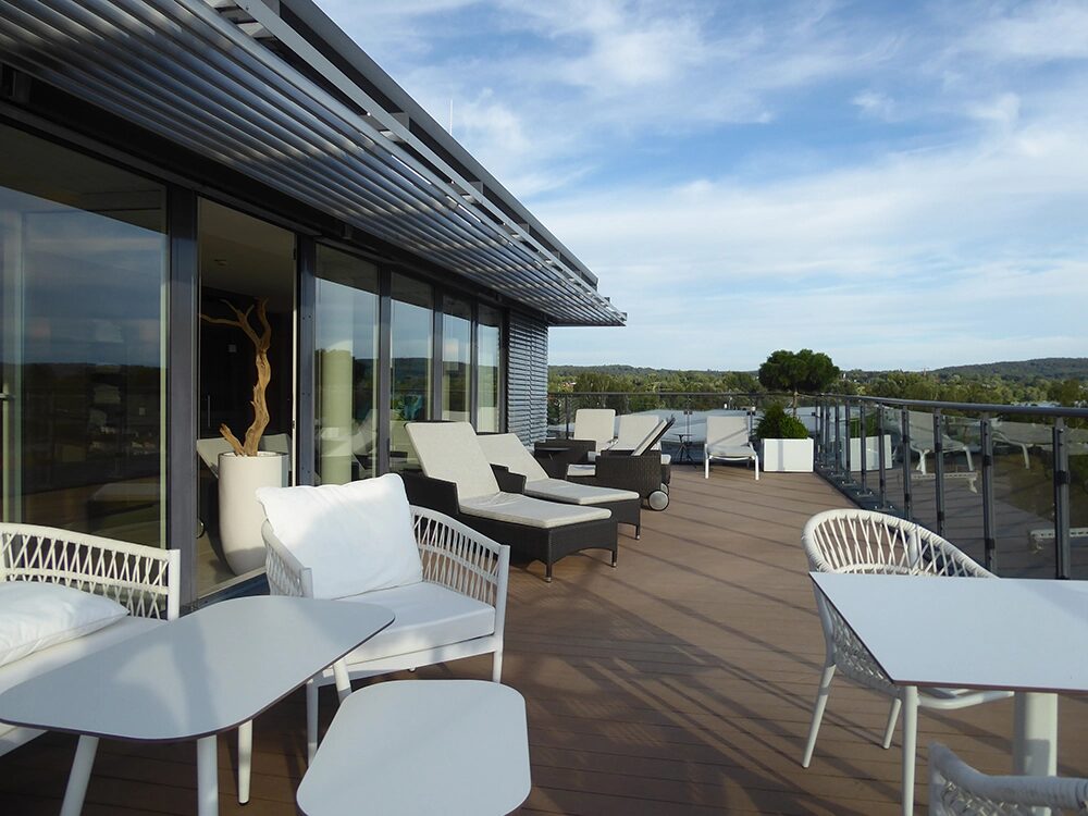 Blick aus der Dusche ins Zimmer.