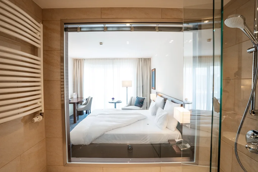 Blick aus der Dusche ins Zimmer.