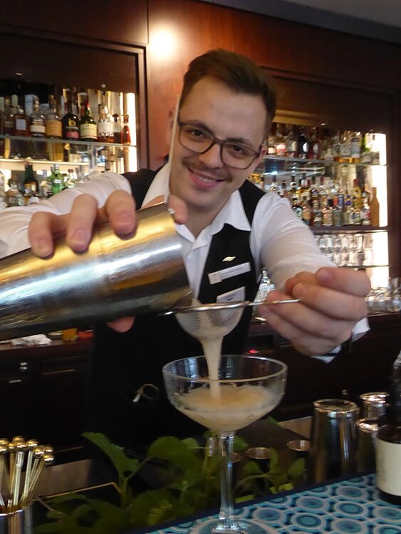 Barkeeper Andrei bereitet gekonnt Hemingway Daiquiri.