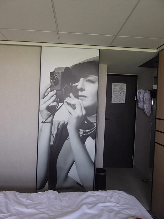 Wir teilen unsere Kabine mit Greta Garbor.