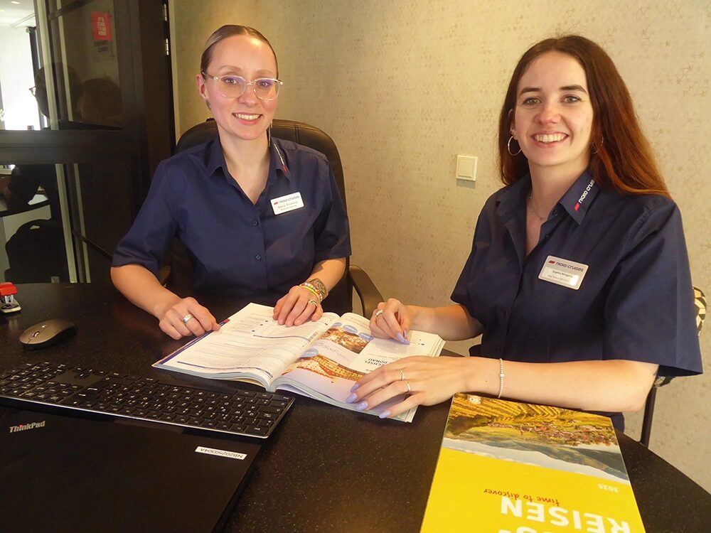 Kreuzfahrtdirektorin Mariia Shishkina und Assistentin.