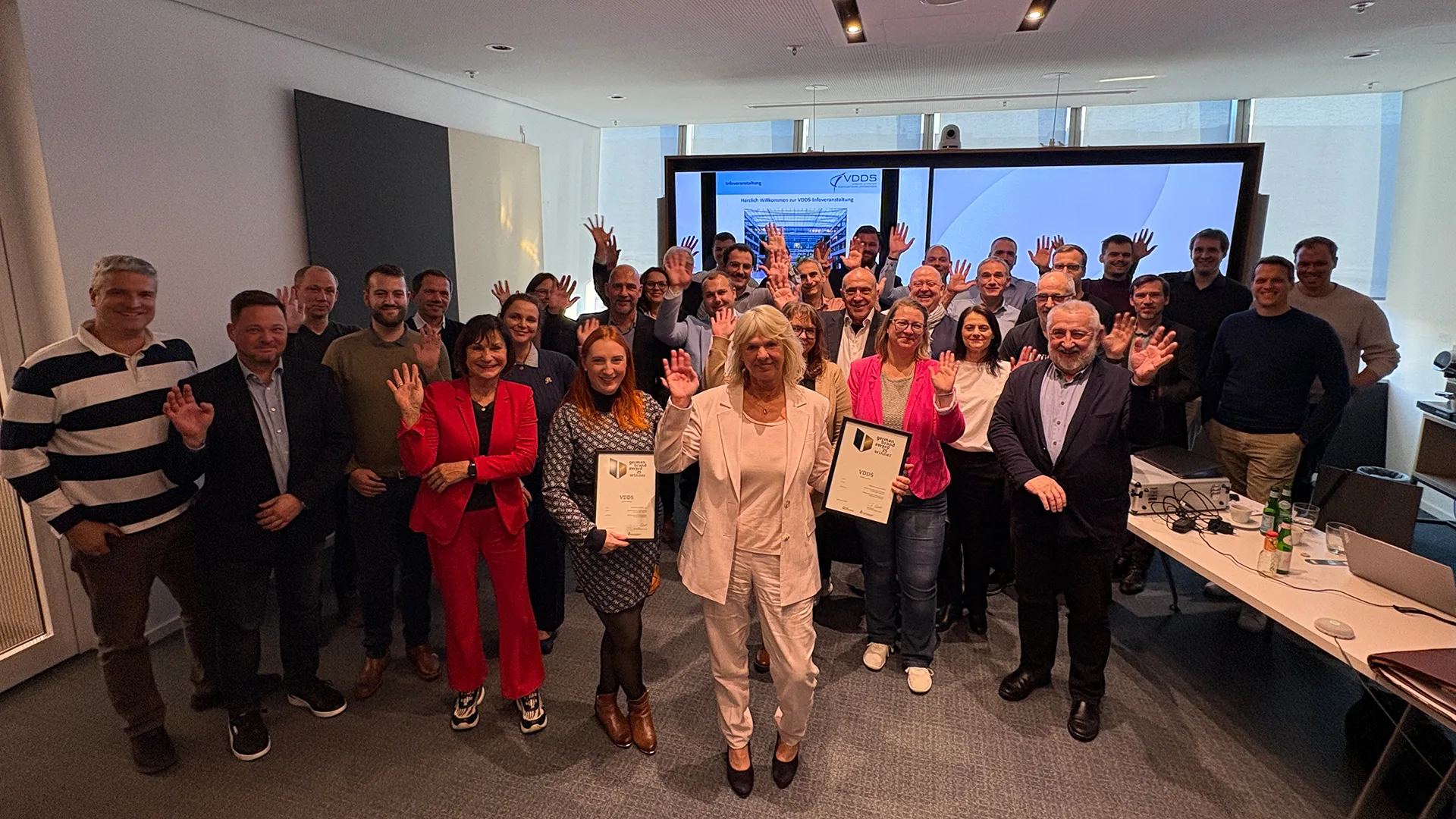 Die Teilnehmenden feiern das Jubiläum.