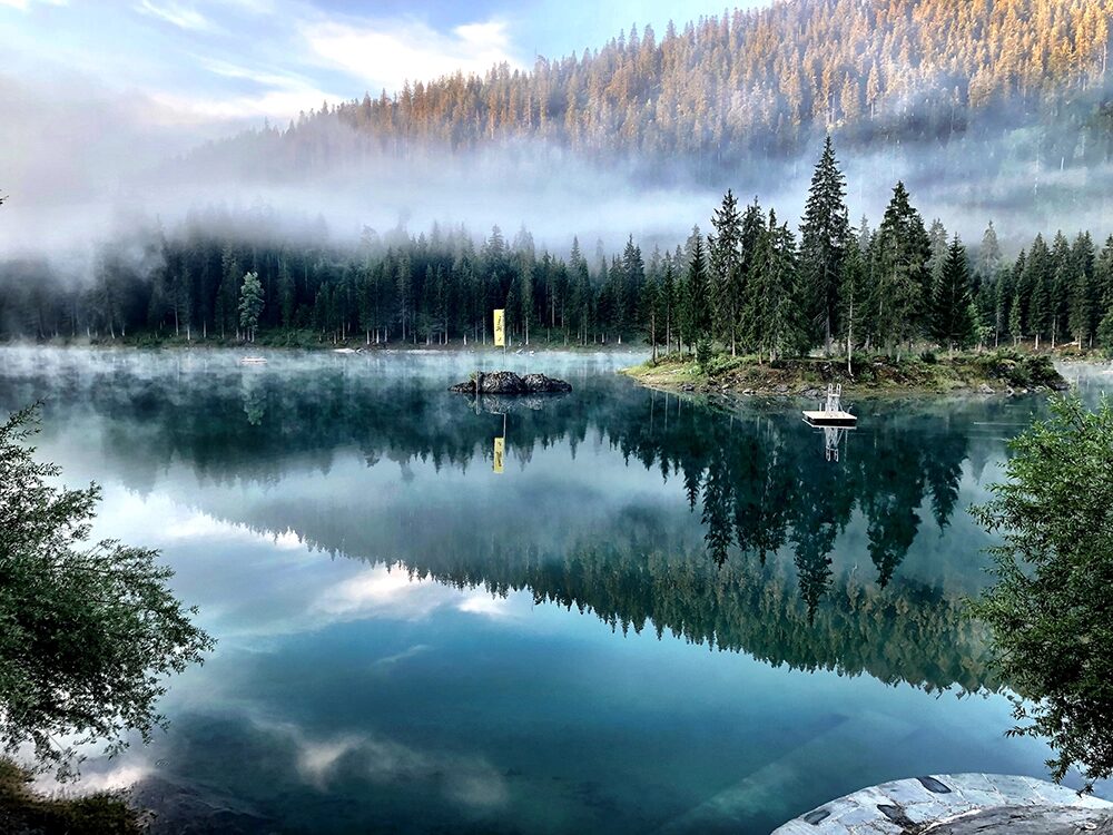 Herbstliche Morgenstimmung am romantischen Caumasee.