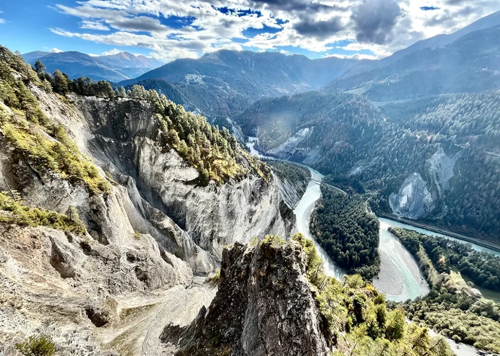 Eine schöne Landschaft mit einer Schlucht und Bergen.