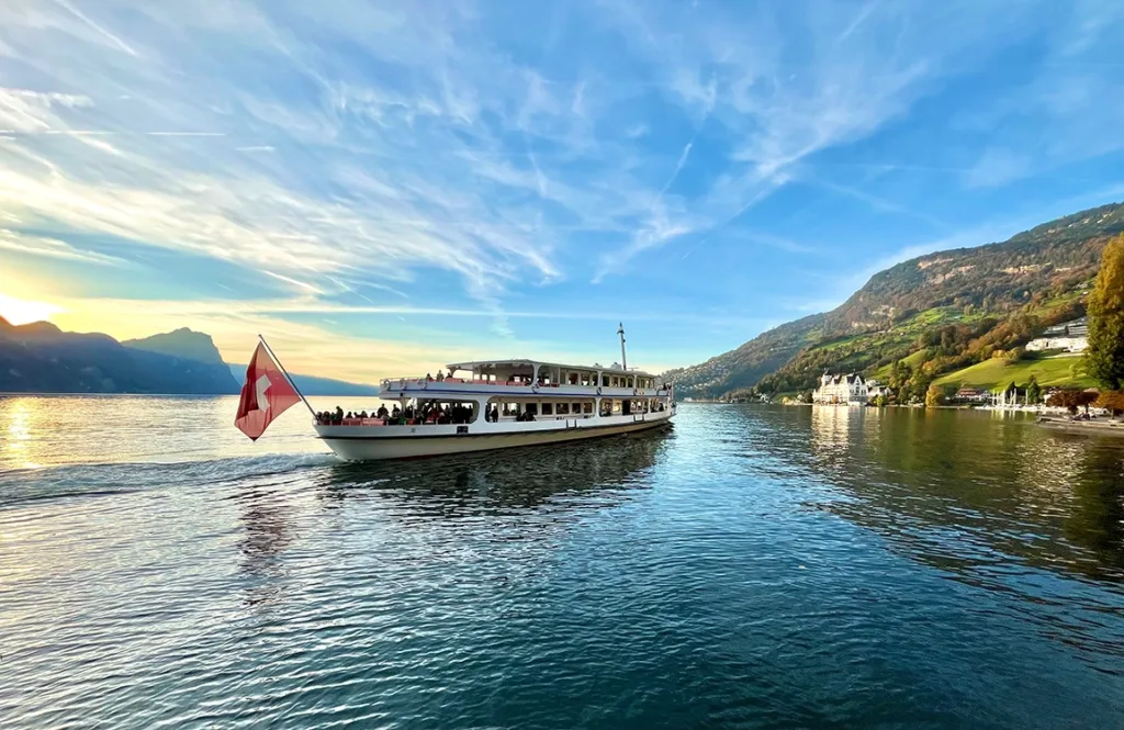 ein Schiff auf dem Wasser.